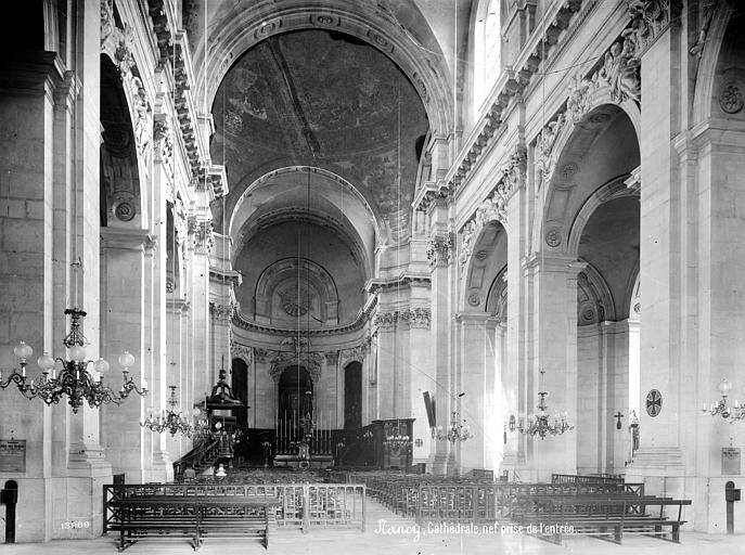 Vue intérieure de la nef, vers le choeur