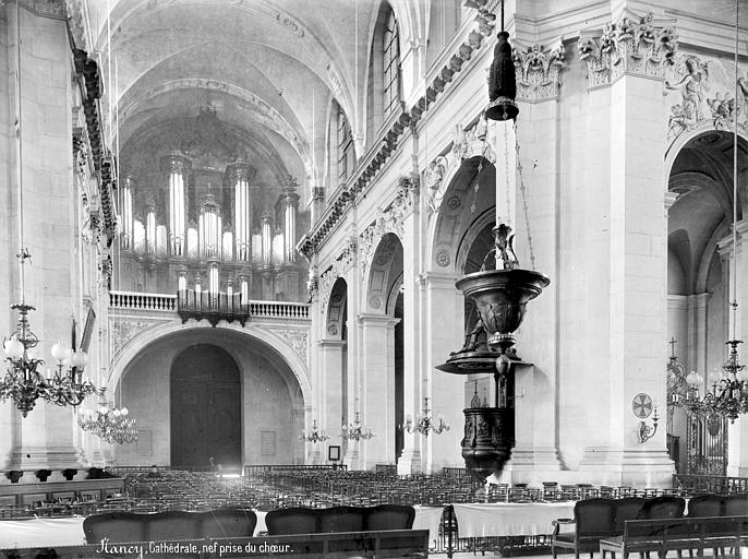 Vue intérieure de la nef, vers l'entrée