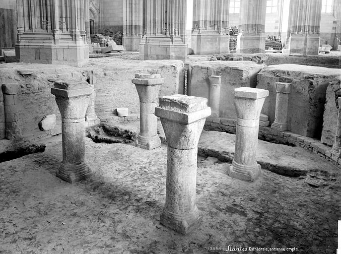 Crypte en cours de fouilles : colonnes centrales