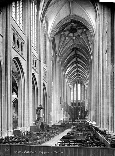 Vue intérieure de la nef, vers le choeur