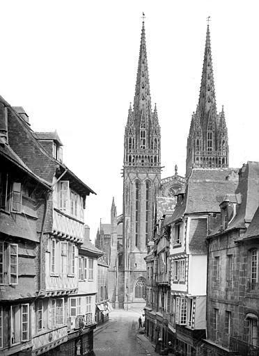 Façade ouest prise d'une rue