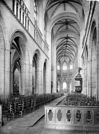 Vue intérieure de la nef, vers le choeur