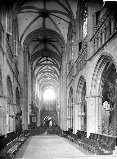 Vue intérieure de la nef, vers l'entrée