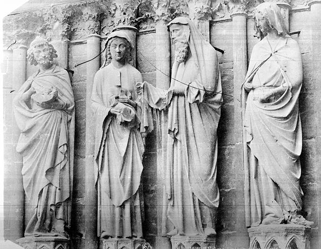 Portail central de la façade ouest. Statues de l'ébrasement gauche : saint Joseph, Vierge présentant l'Enfant à Siméon, et sainte Anne