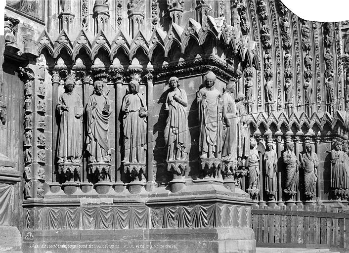 Porte nord de la façade ouest : statues-colonnes de l'ébrasement droit