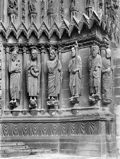 Porte sud de la façade ouest : statues-colonnes de l'ébrasement droit