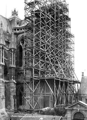 Façade sud : transept échafaudé