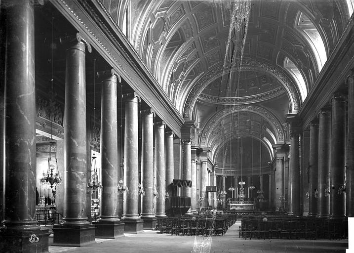 Vue intérieure de la nef, vers le choeur