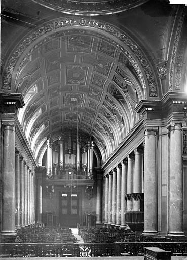 Vue intérieure de la nef, vers l'entrée