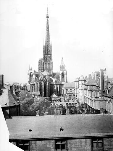 Vue générale prise de l'archévêché vers la cathédrale, côté est