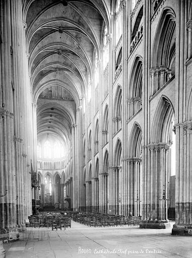 Vue intérieure de la nef, vers le choeur