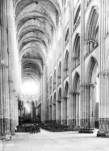 Vue intérieure de la nef, vers le sud-est