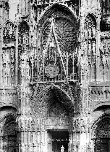 Portail central de la façade ouest : gable et rosace