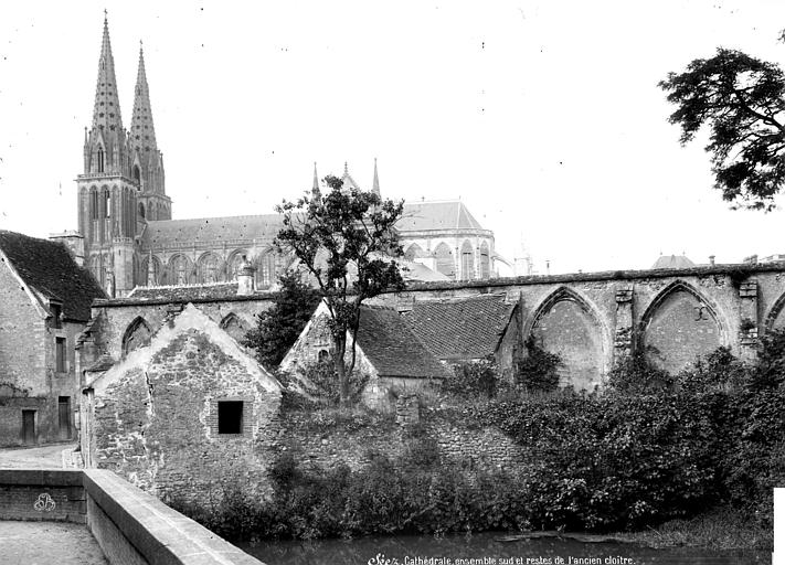 Vue générale prise du sud et restes de l'ancien cloître