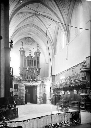 Vue intérieure de la nef, vers l'entrée