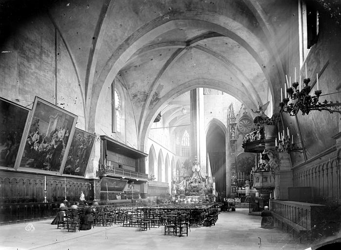 Vue intérieure de la nef, vers le choeur