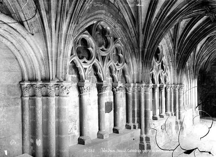 Cloître : arcatures aveugles de la galerie est