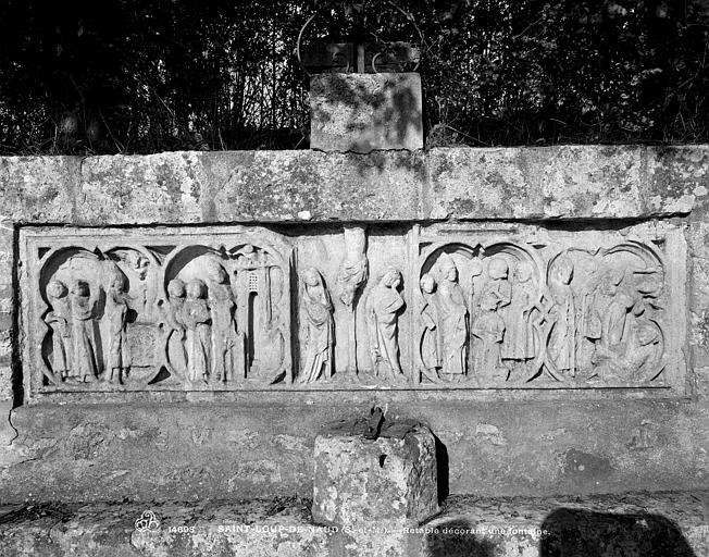 Bas-relief de la fontaine de saint Loup : La Crucifixion entre des scènes de la vie de saint Loup - © Ministère de la Culture (France), Médiathèque du patrimoine et de la photographie, diffusion RMN-GP