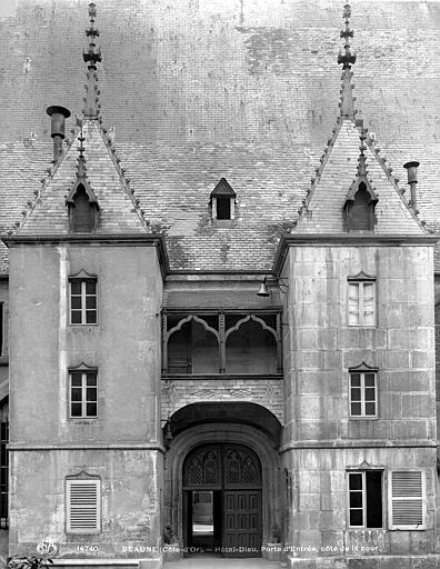 Cour intérieure : Porte d'entrée