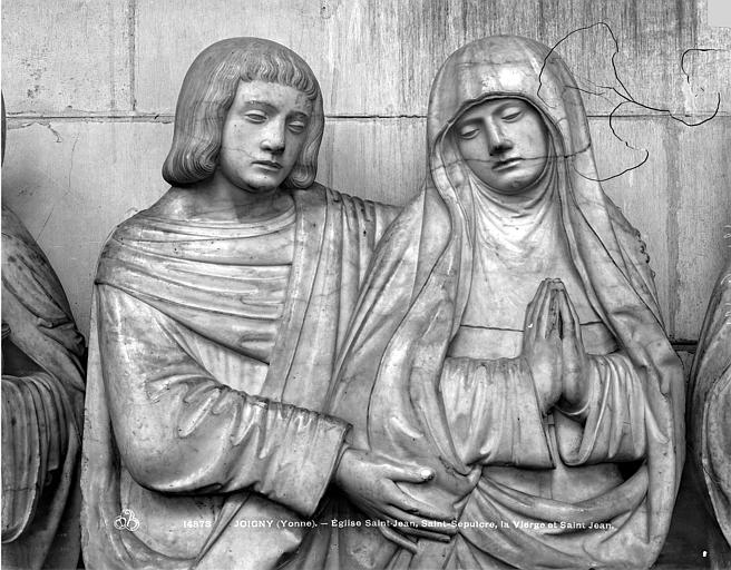 Saint-Sépulcre, la Vierge et saint-Jean. Groupe sculpté en marbre de la Mise au tombeau : La Vierge et saint Jean