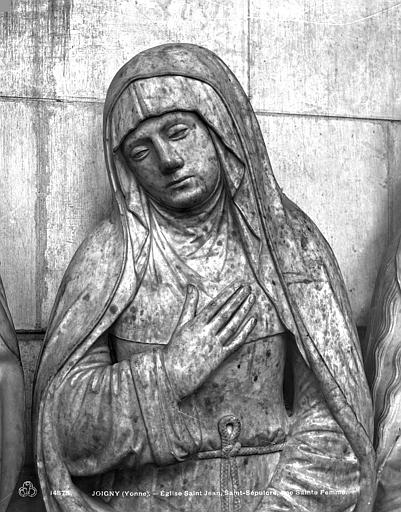 Saint-Sépulcre, une sainte femme. Groupe sculpté en marbre de la Mise au tombeau : une sainte femme