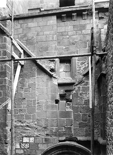 Passage entre l'église et le cloître, côté nord