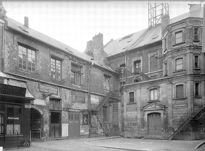 Cour intérieure : Dépendances, passage du logis