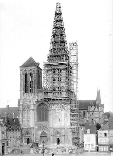 Clocher échafaudé : vue d'ensemble