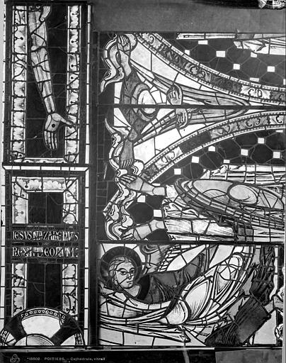 Vitrail, baie B : figure et fragments d'ornementation