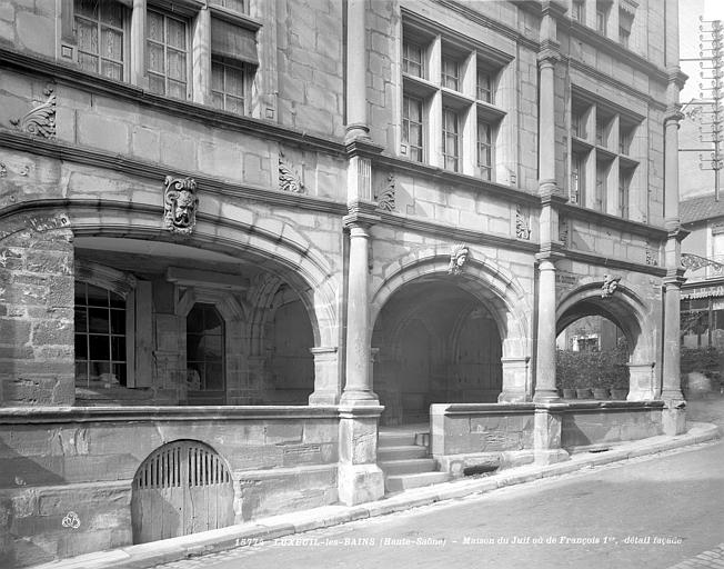 Façade sur rue : Galerie du rez-de-chaussée