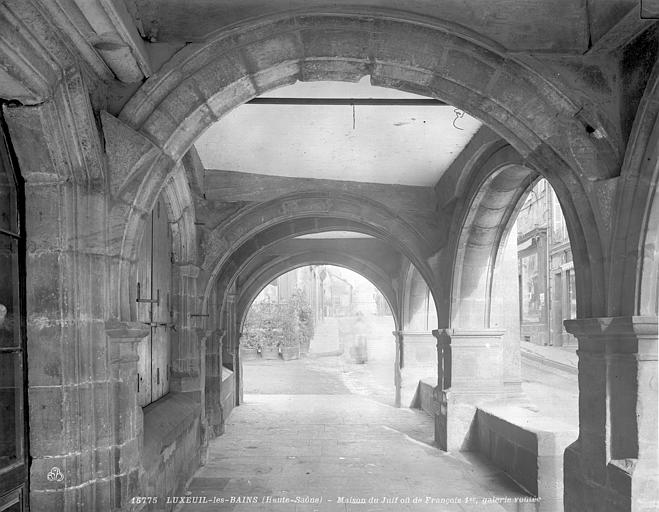 Vue intérieure de la galerie du rez-de-chaussée