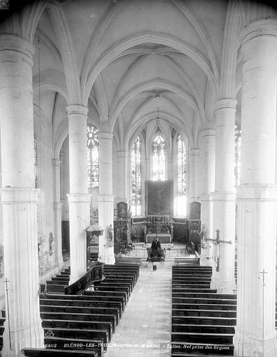 Vue intérieure de la nef, vers le choeur