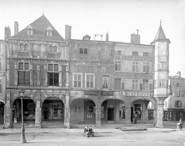 Façades à galerie d'arcades et tourelle, sur la place