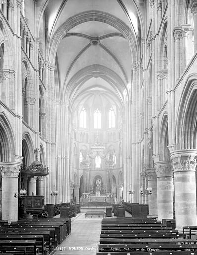 Vue intérieure de la nef, vers le choeur