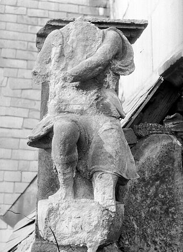 Façade sud sur la cour : statue mutilée