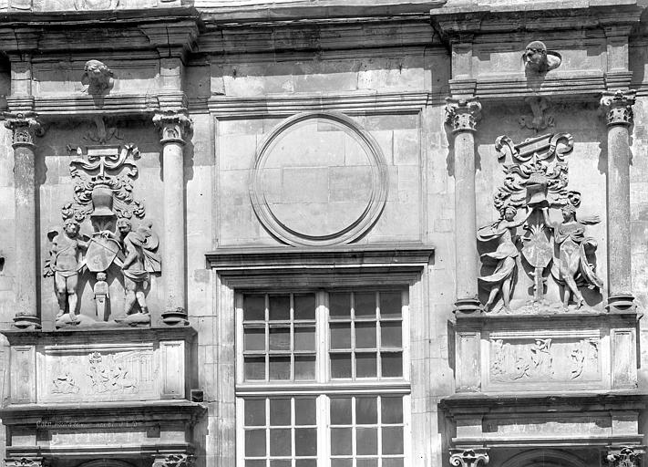 Façade : Bas-reliefs au-dessus des statues de Judith et David