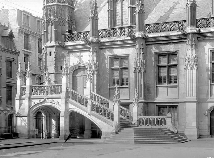 Façade et escalier sur cour