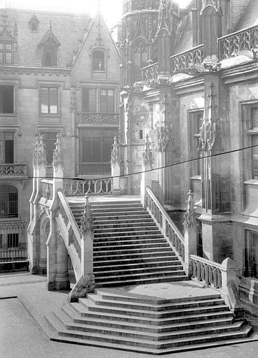 Façade et escalier sur cour