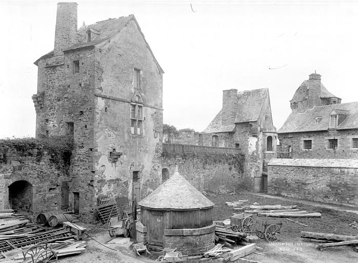 Cour, côté nord : Tourelle de l'aumônerie