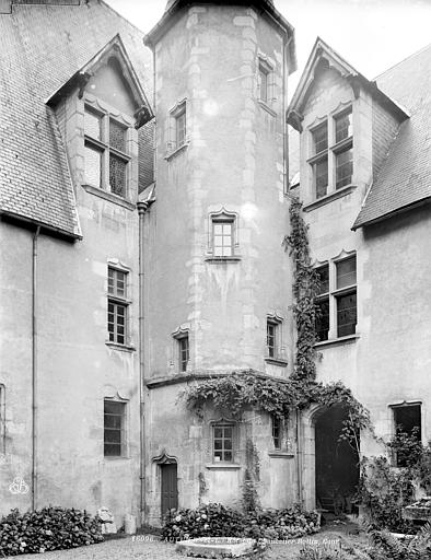 Cour intérieure : tourelle d'escalier