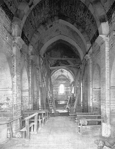 Vue intérieure de la nef, vers le choeur