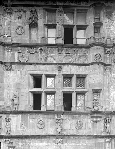 Façade sur rue : fenêtre de l'étage médian