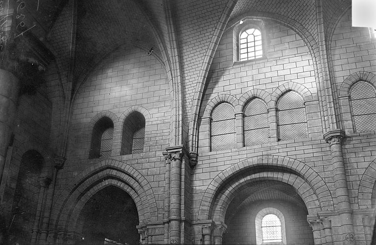 Vue intérieure de la nef, côté nord : Triforium