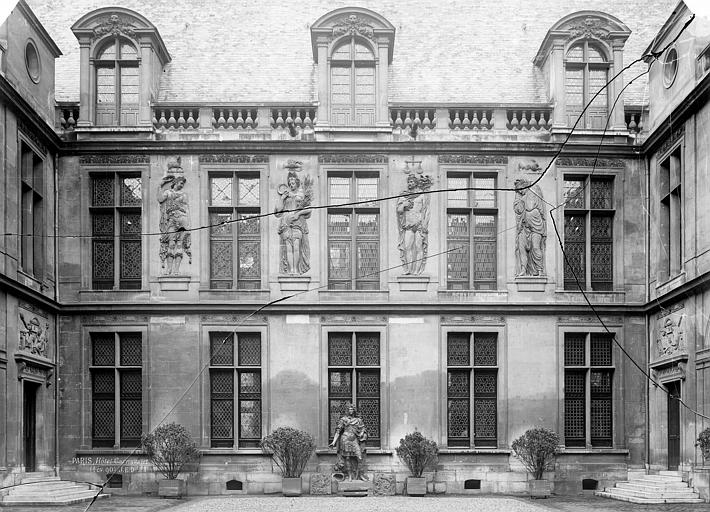 Façade sur la première cour