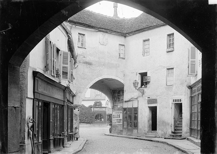 Porte Sauvigny : Vue prise du porche vers l'avant-porte