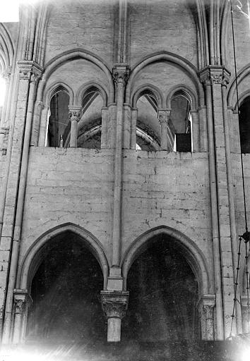 Vue intérieure du choeur : Grandes arcades et tribune