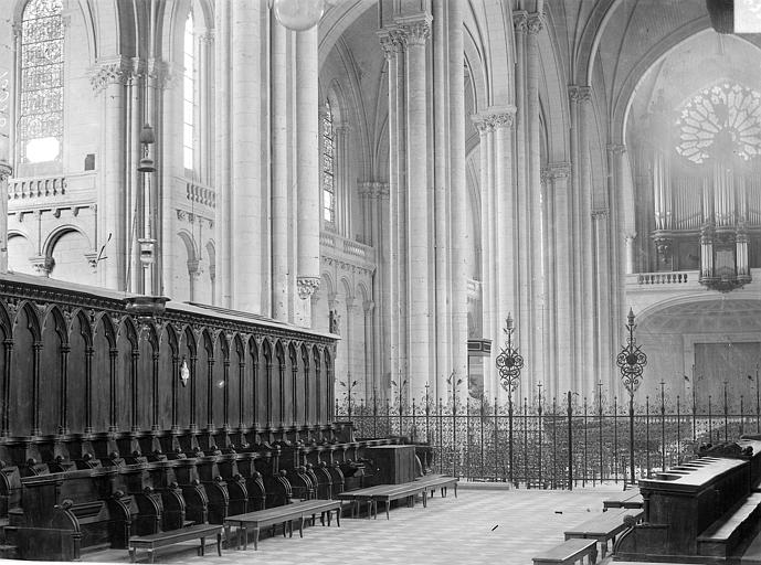 Vue intérieure du choeur, vers le sud-ouest : Stalles et grille