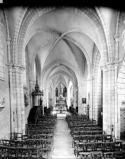 Vue intérieure de la nef vers le choeur