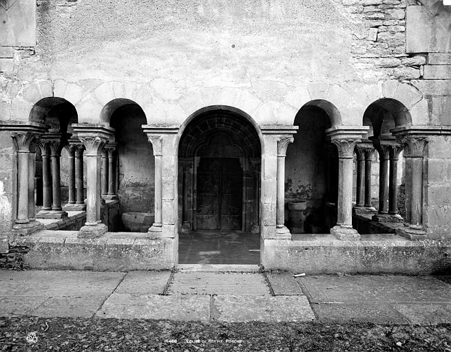 Porche de la façade ouest : Vue de face