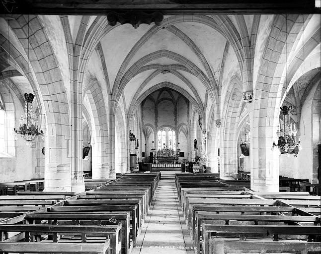 Vue intérieure de la nef vers le choeur